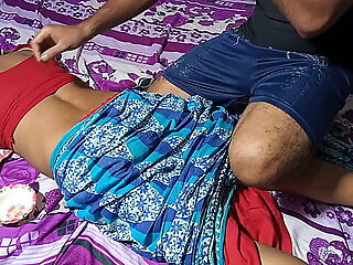 दोस्त की माँ ने पीठ मालिश के बहाने से चूत चुदाई - साफ हिंदी आवाज में   Hard-core Circle love